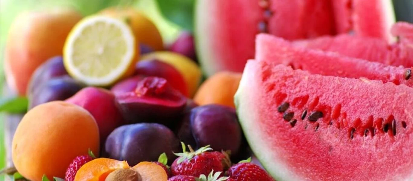 Καλοκαιρινά φρούτα: Πόσο θρεπτικά είναι και τι ποσότητες πρέπει να τρώμε;